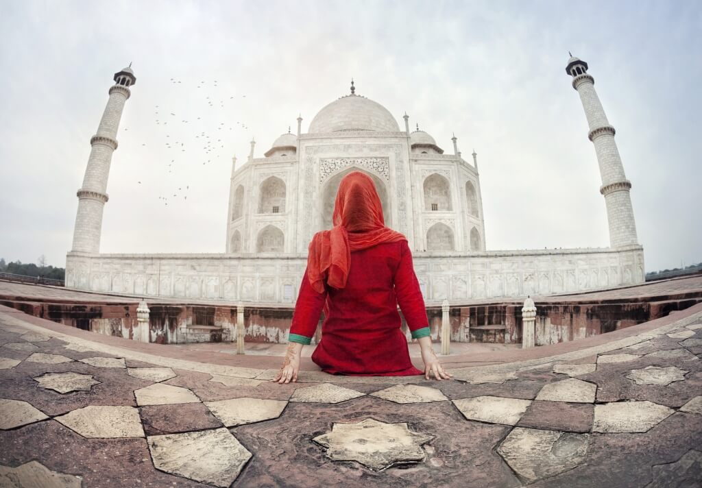 Mujer en el Taj Mahal, India