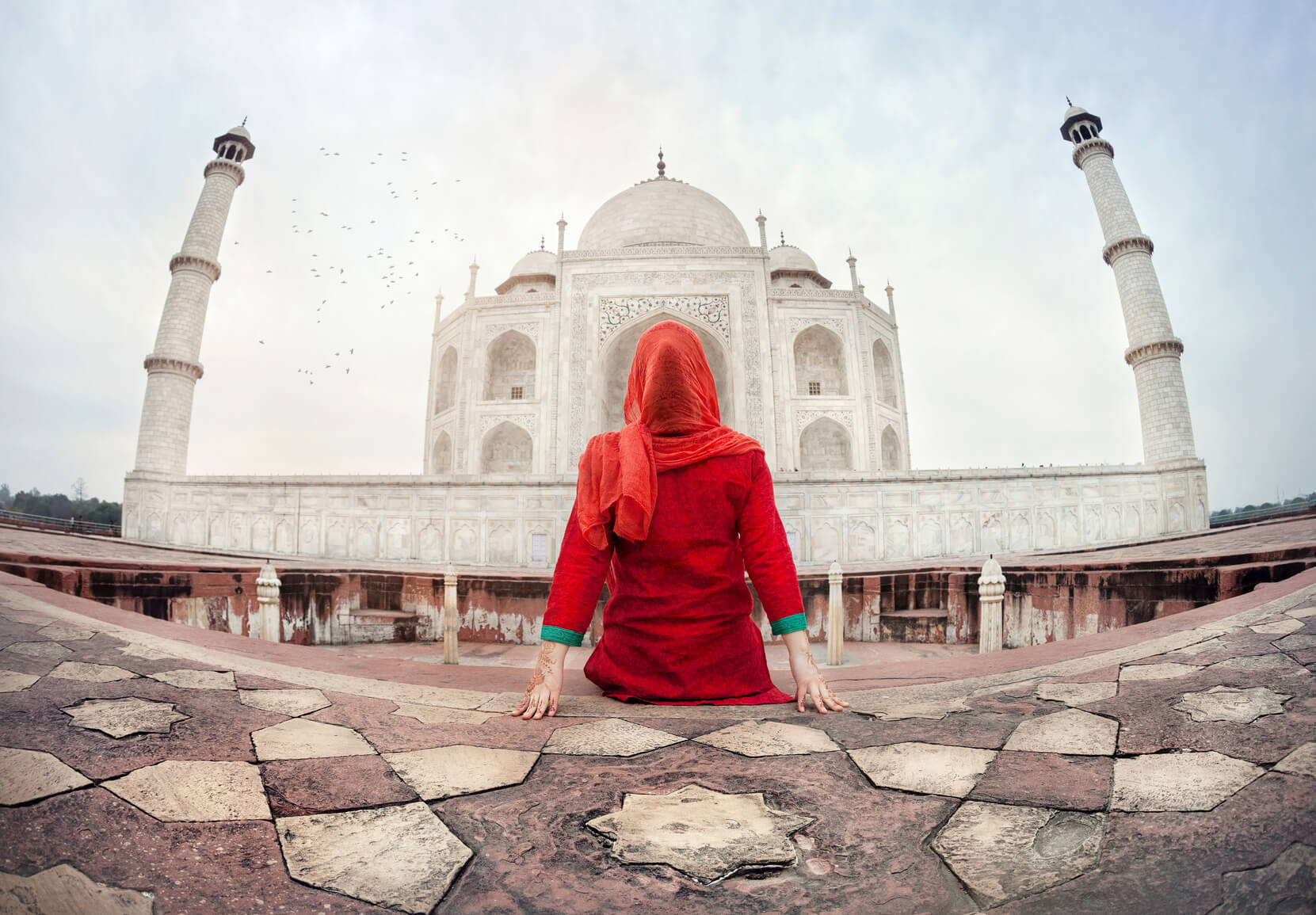 Mujer en el Taj Mahal, India