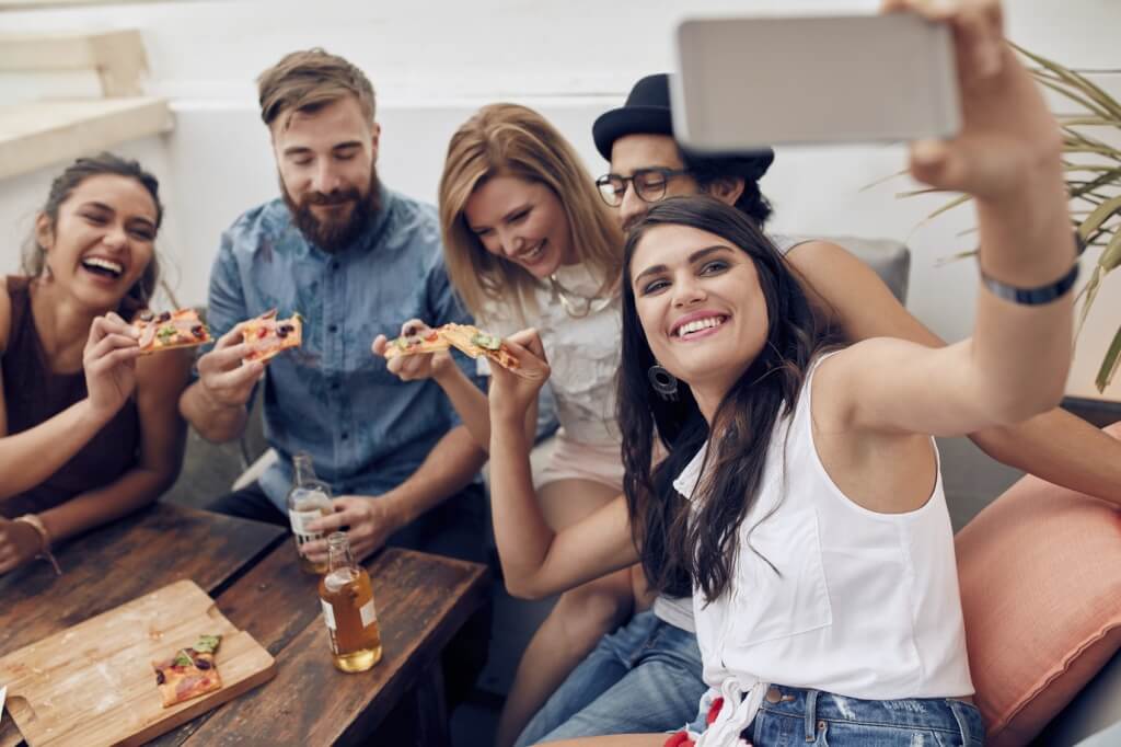 Amigos comiendo pizza