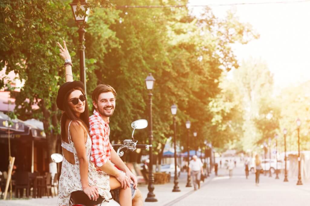 Pareja en una moto