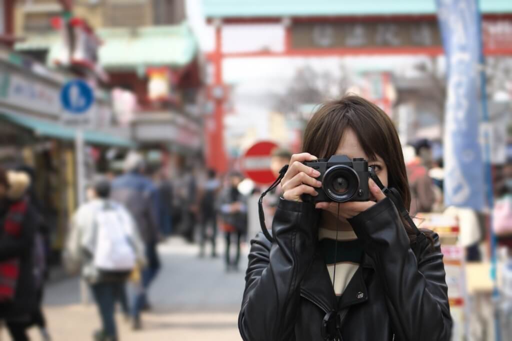 Turista fotografiando Japón