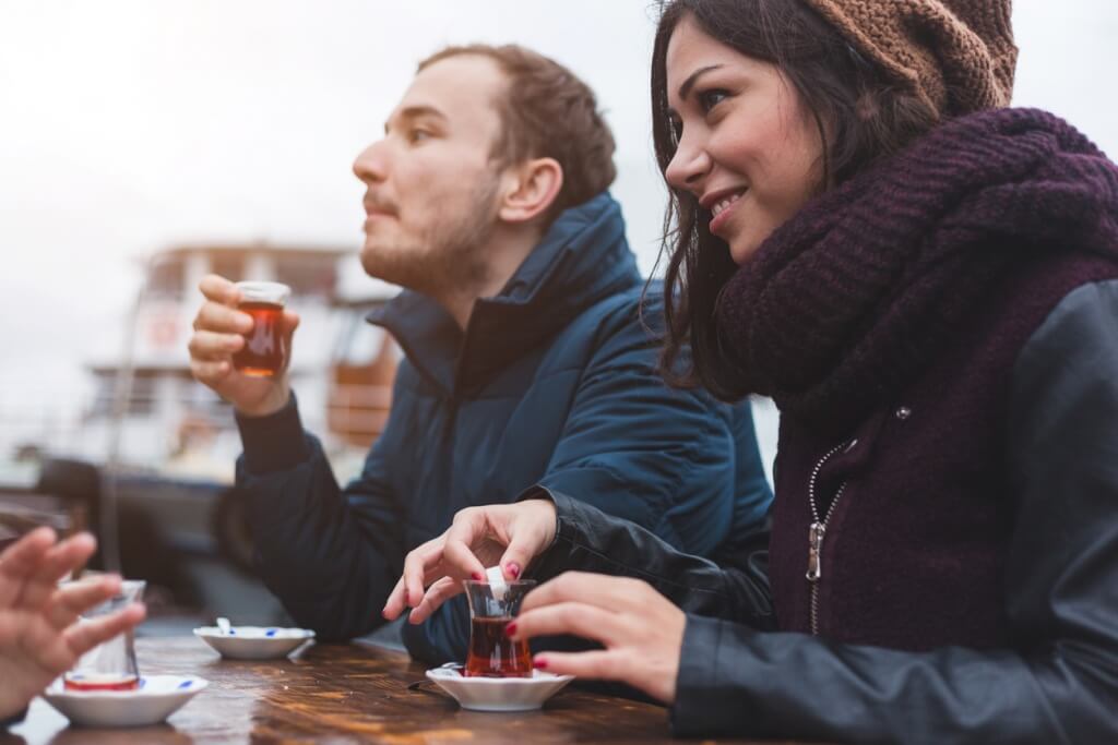 Amigos tomando café turco