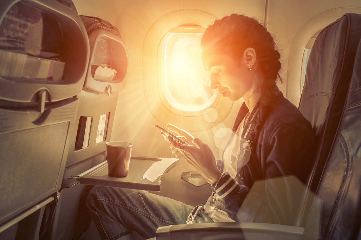 Mujer en un avión