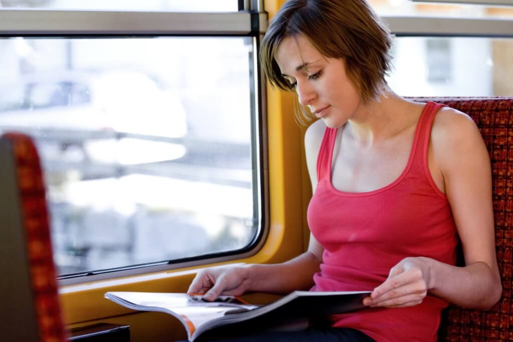 Mujer leyendo en un tren