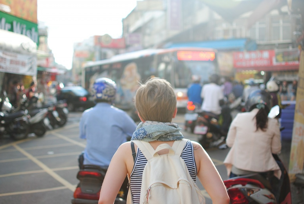 Mujer recorriendo una ciudad