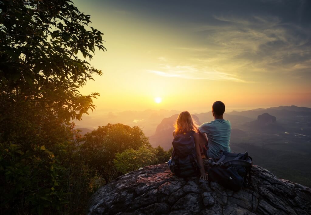 Pareja sobre una montaña