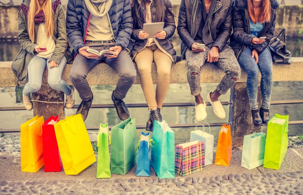 Personas con bolsas de compras