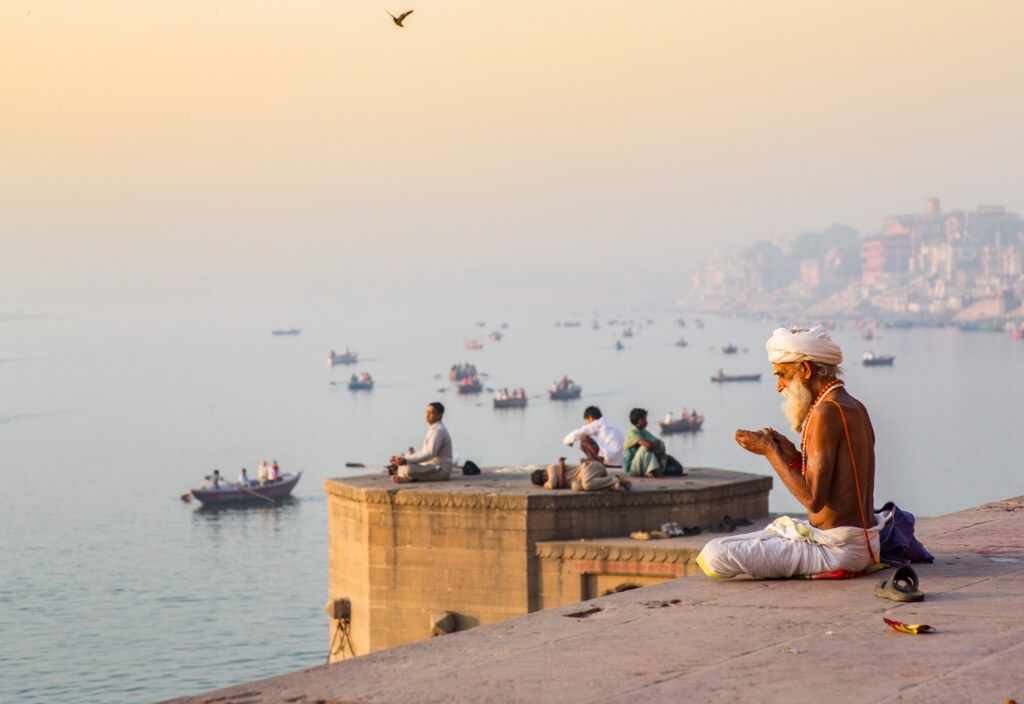Hombre meditando frente al Ganges en India
