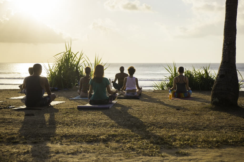 Personas practicando yoga en Bali, Indonesia