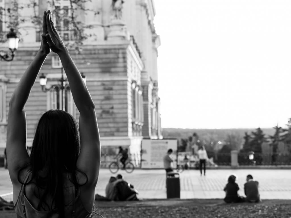 Mujer practicando yoga en Madrid, España