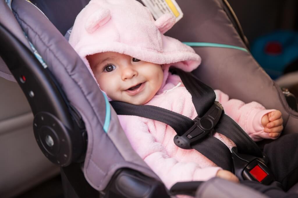 Bebé en una silla de auto