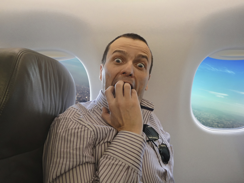 Hombre con miedo arriba de un avión