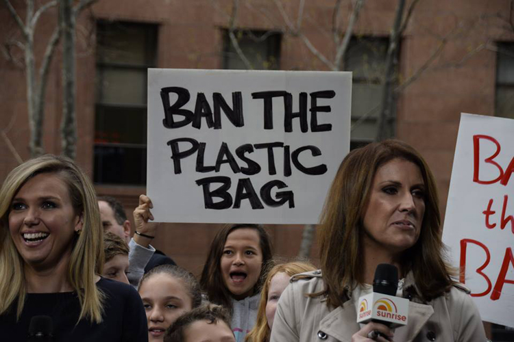 Protesta contra las bolsas plásticas