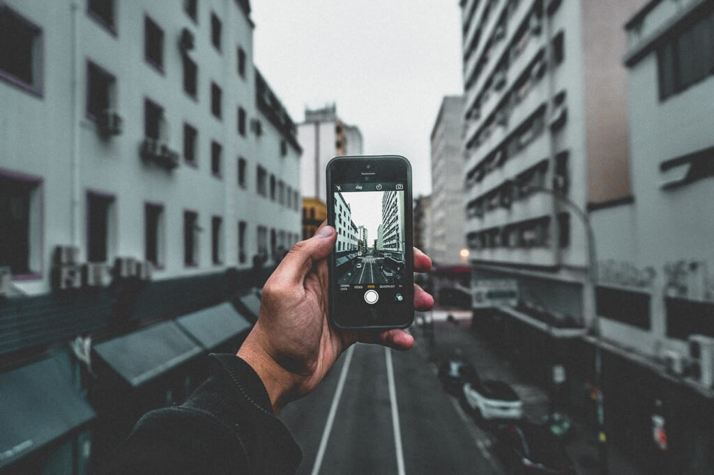 Hombre con un celular