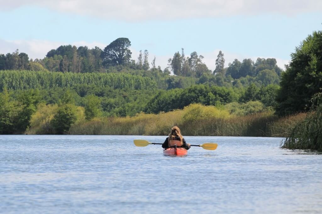 Constanza Fueyo andando en kayak por Valdivia - Sueños Viajeros