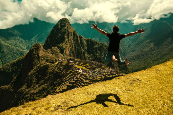 Hombre saltando en Machu Picchu